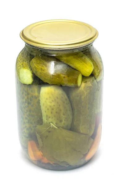 罐子里的白色背景上的腌黄瓜 — 图库照片