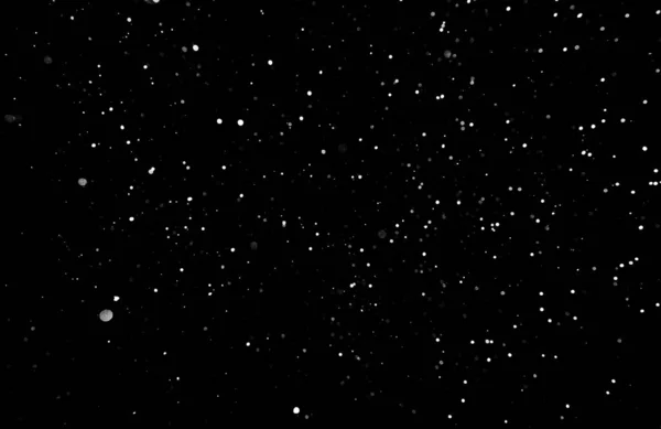 暴风雪的纹理 在黑色背景上的散景灯拍摄的飞片雪花在空中 — 图库照片