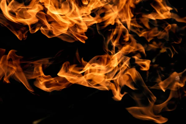 alevler siyah arkaplanda