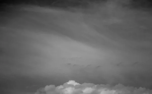 Nuvens Brancas Céu Escuro Monocromático — Fotografia de Stock