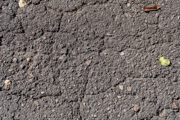 Eski asfalt arka plan ile bir çatlamak