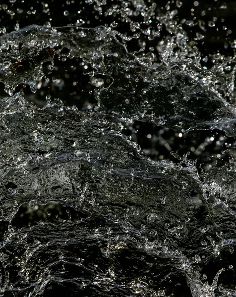 Salpicaduras Agua Oscuridad Con Gotas Agua Volando Bokeh Desenfocado — Foto de Stock