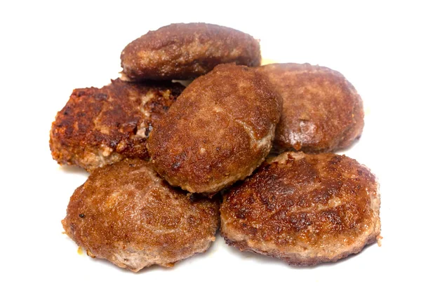 beyaz bir arka plan üzerinde kızarmış köfte