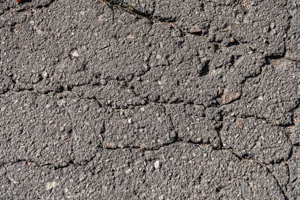 Eski asfalt arka plan ile bir çatlamak