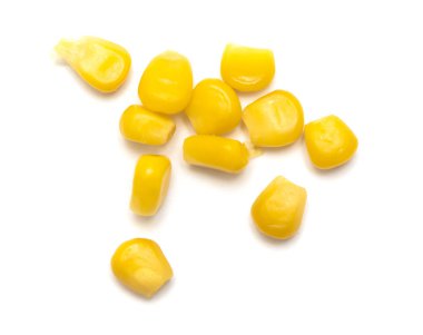 Beyaz arkaplanda izole mısır tohumları