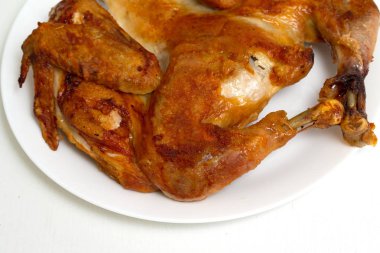Beyaz arka plan üzerinde izole tavuk kızartma