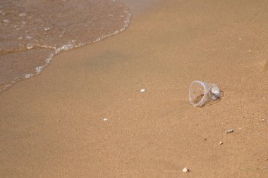 kumlu sahilde plastik çöp kutusu