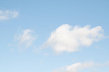 Mavi gökyüzünde beyaz bulutlar