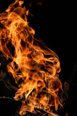 alevler siyah arkaplanda