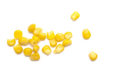 Beyaz arkaplanda izole mısır tohumları