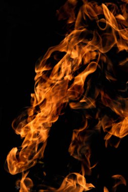 alevler siyah arkaplanda