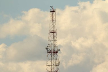 bulutlar arka planda metal televizyon kulesi