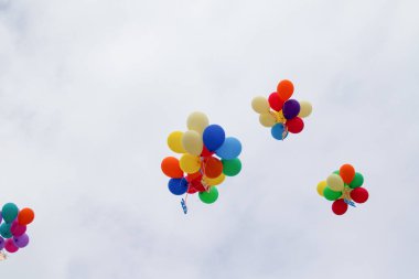 Gökyüzü bulutlar karşı çok renkli balonlar