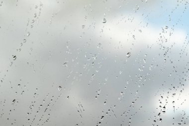 Cam gökyüzü arka plan üzerinde yağmur damlaları