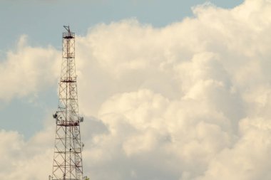 bulutlar arka planda metal televizyon kulesi