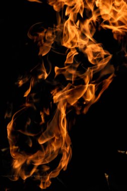 alevler siyah arkaplanda