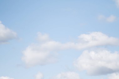 mavi bir gökyüzü üzerinde büyük bulutlar