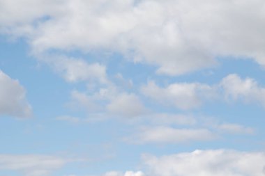 Mavi gökyüzünde beyaz bulutlar