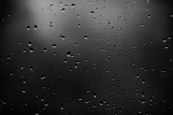 黑色玻璃背景上的雨滴 — 图库照片