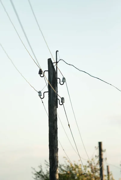 Полюс Электрическими Проводами Открытом Воздухе — стоковое фото