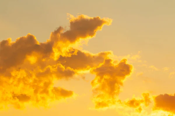 夕方雲が空に黄金の夕日 — ストック写真