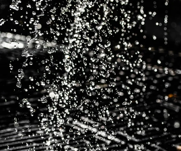 Salpicos Água Escuro Com Uma Gota Água Voando Bokeh Desfocado — Fotografia de Stock