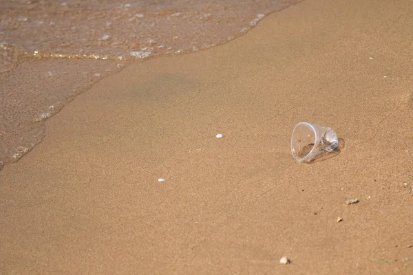 Plastový Koš Písečné Pláži — Stock fotografie