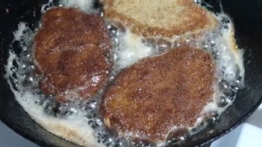 Yağı tavada kızartma suyu şinitzel görünümü Kapat 