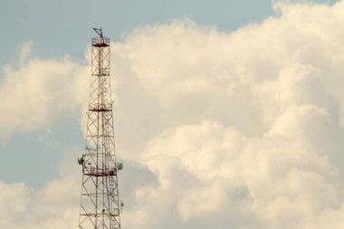 bulutlar arka planda metal televizyon kulesi