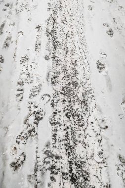 kar buzlu yolda araba izleri