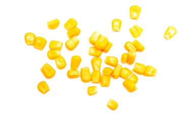 Beyaz arkaplanda izole mısır tohumları