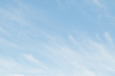 mavi gökyüzü ve beyaz bulutlar gün