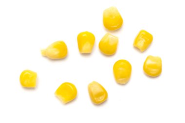 Beyaz arkaplanda izole mısır tohumları