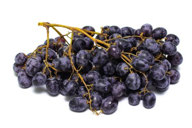 kara üzüm beyaz arka plan üzerinde izole bir demet