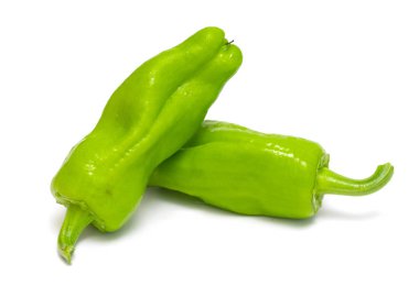 Beyaz arkaplanda yeşil dolma biber