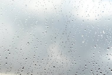 Cam gökyüzü arka plan üzerinde yağmur damlaları