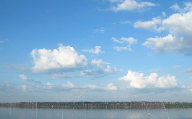 gökyüzü bulutlar Gölü orman köy uzakta