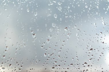 Cam gökyüzü arka plan üzerinde yağmur damlaları