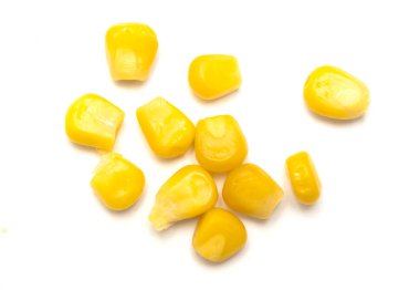 Beyaz arkaplanda izole mısır tohumları