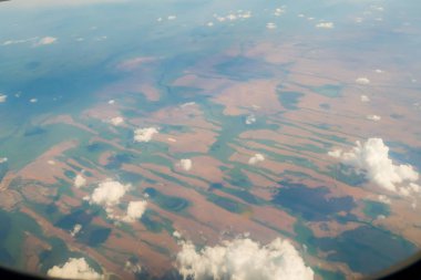 bulutlar uçak yere görüntüleyin.