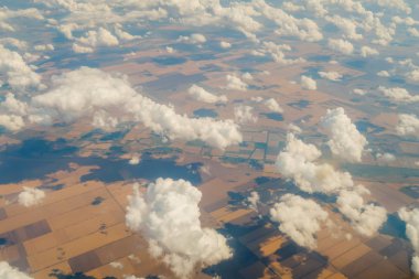 bulutlar uçak yere görüntüleyin.