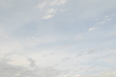 mavi gökyüzünde bulutlar ile doğal görünümü