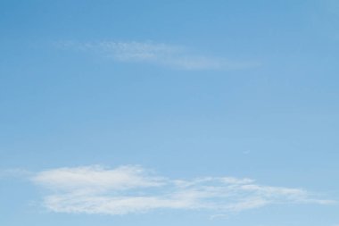 Beyaz bulutların üstünde mavi Berrak gökyüzü