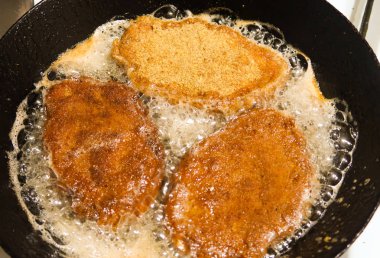 bir tavada kızarmış pirzola