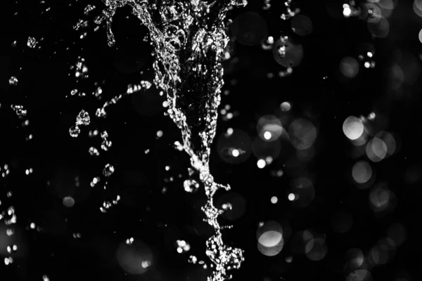 Wasserspritzer Dunkeln Mit Einem Tropfen Fliegendem Wasser Defokussiertes Bokeh — Stockfoto