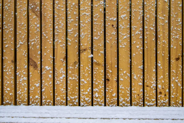 Ξύλινο Φράχτη Στο Παρασκήνιο Χιόνι — Φωτογραφία Αρχείου
