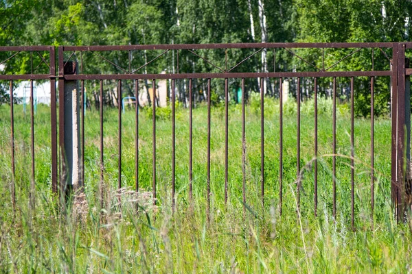 Cerca Metal Velho Paisagem Verão — Fotografia de Stock