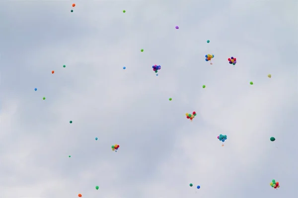 Veelkleurige Ballonnen Tegen Wolken Van Hemel — Stockfoto