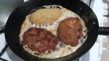 Yağı tavada kızartma suyu şinitzel görünümü Kapat 