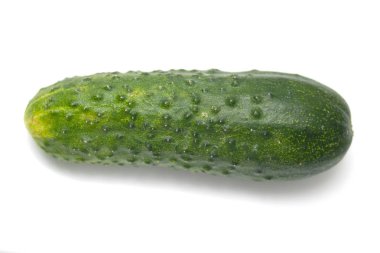 Beyaz arkaplanda yeşil salatalık izole edilmiş